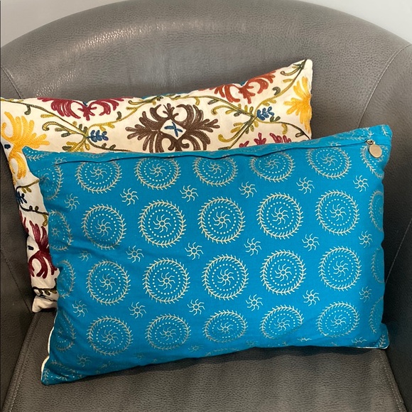 Pier One Imports 2 Pillows Floral Paisley Embroidered - 18 X 12 - Picture 2 of 6